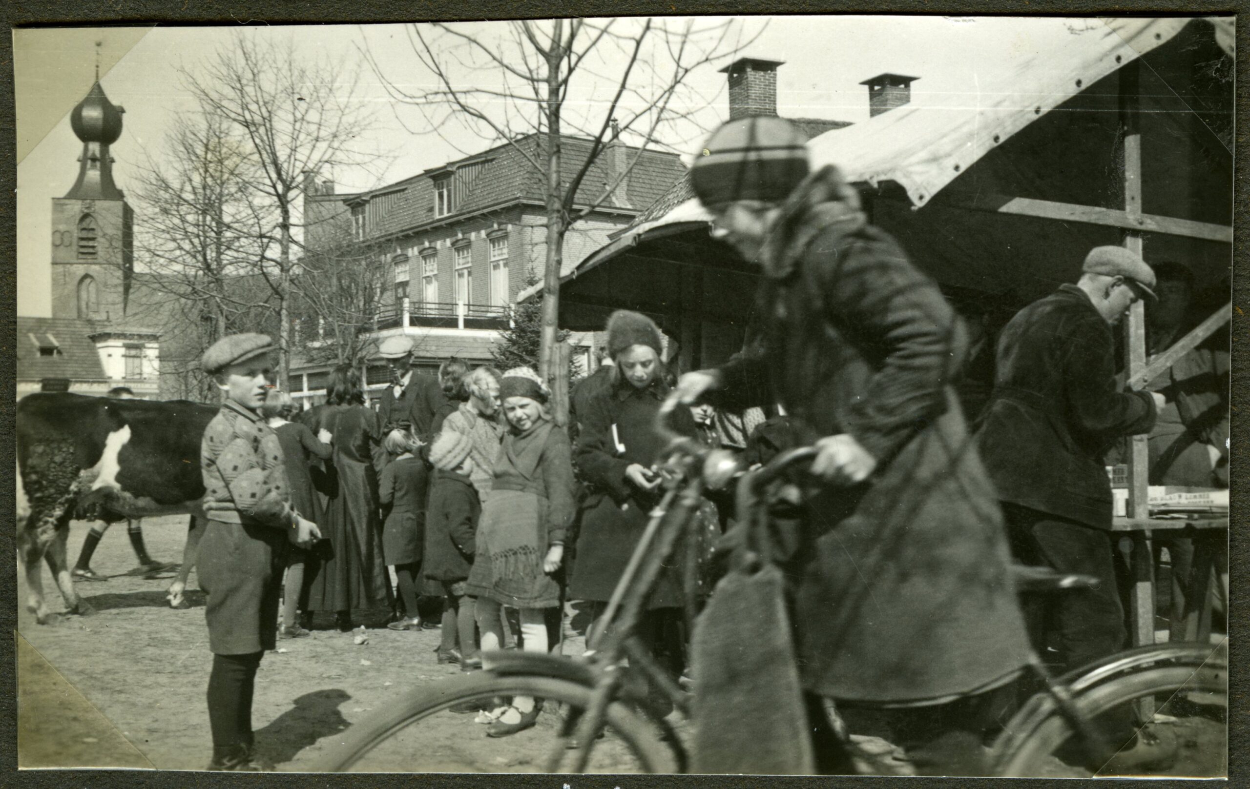 Drukte op de markt in Dwingeloo. 1921-1935