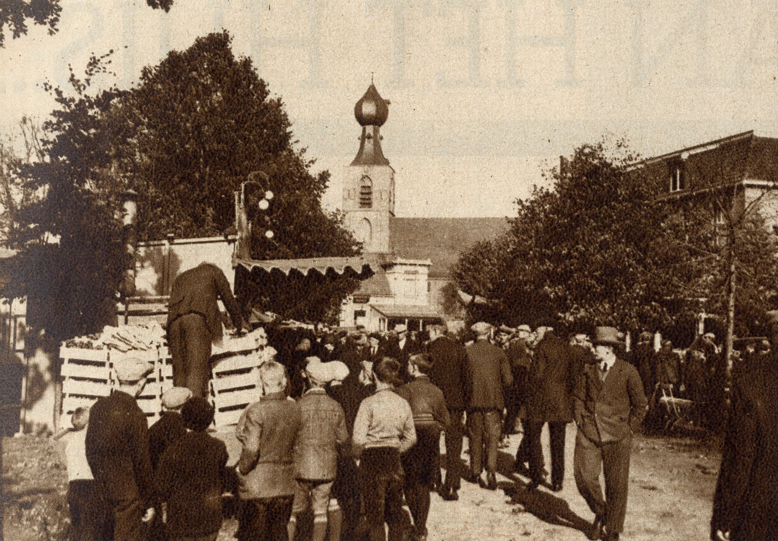 Een overzichtsfoto van de jaarmarkt te Dwingeloo 1935