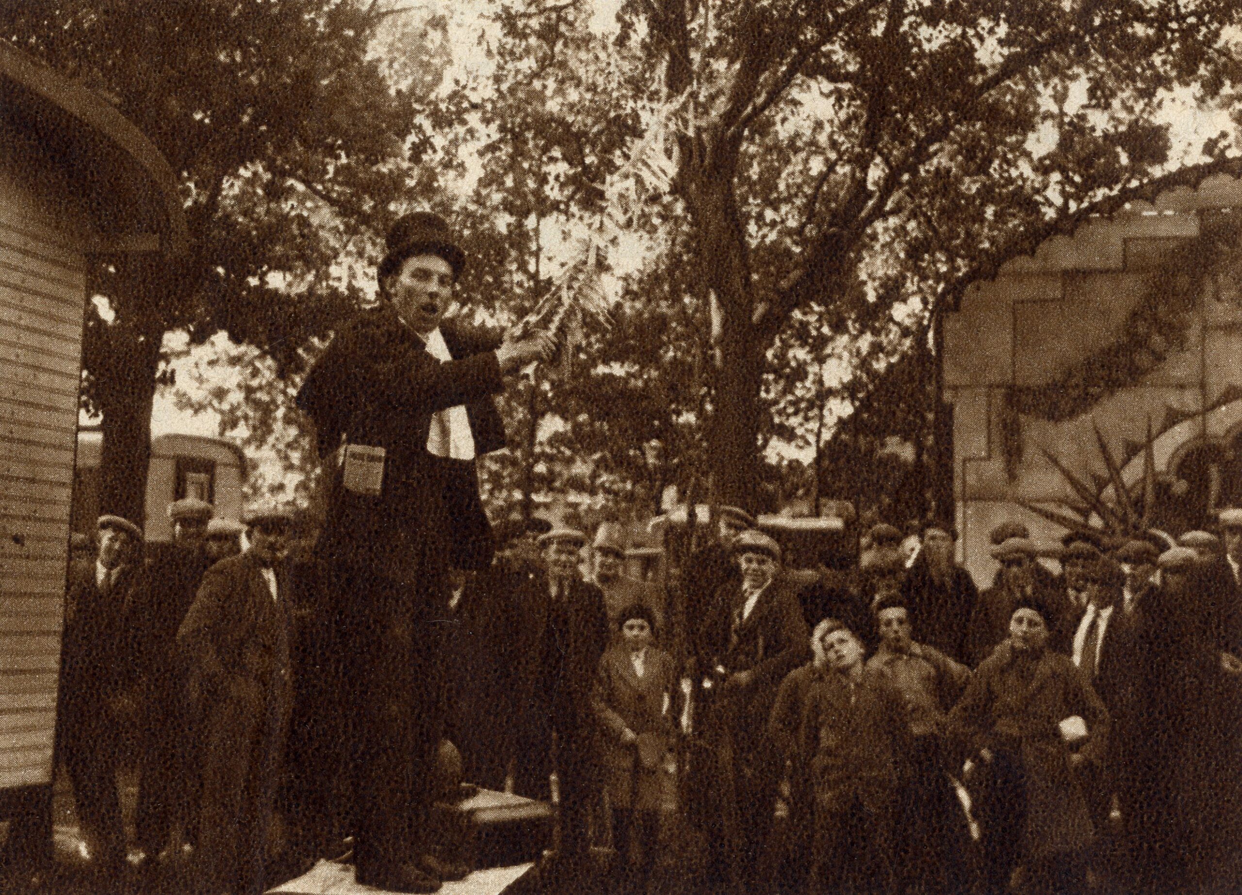 Een standwerker op de jaarmarkt te Dwingeloo. 1935