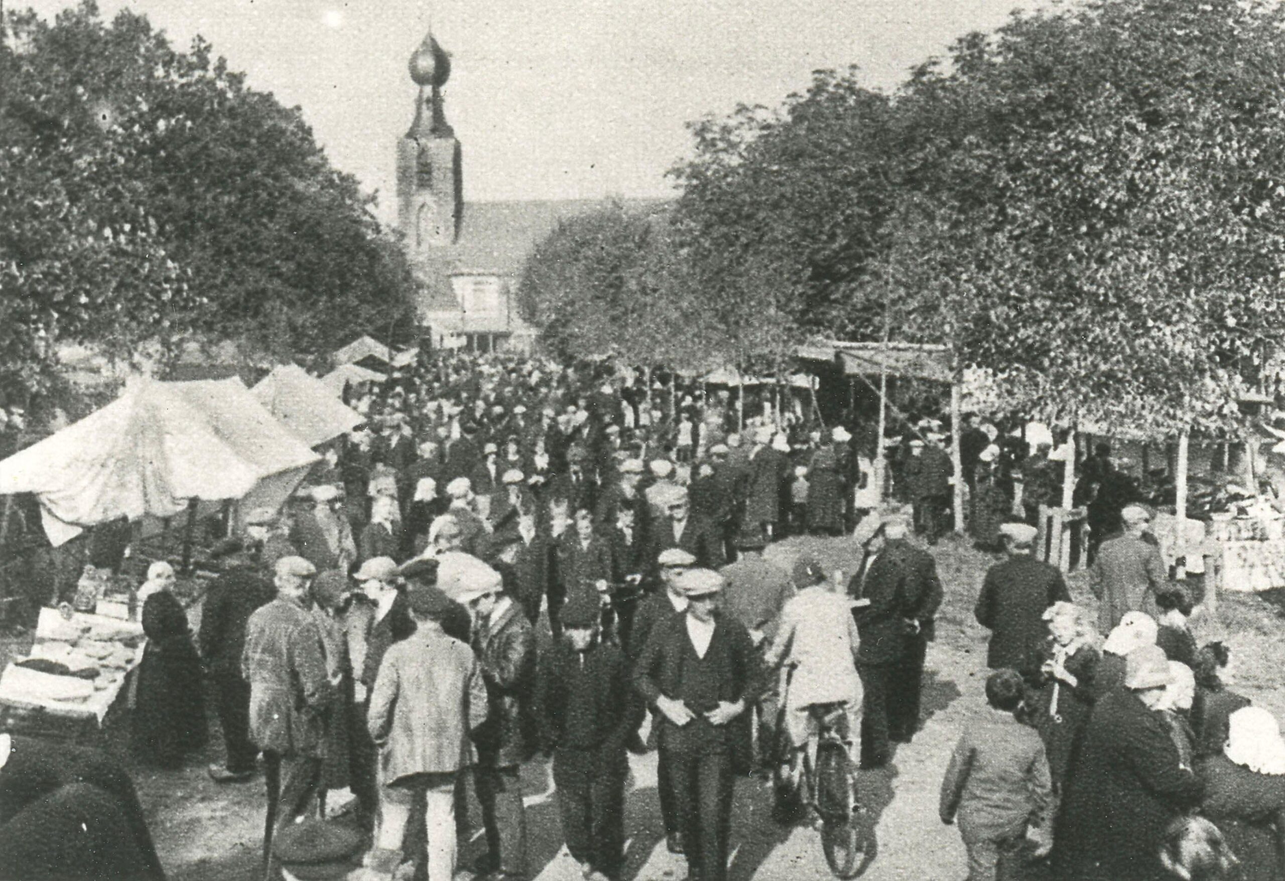 Groot aantal personen tijdens de jaarmarkt op de Brink te Dwingeloo 1934