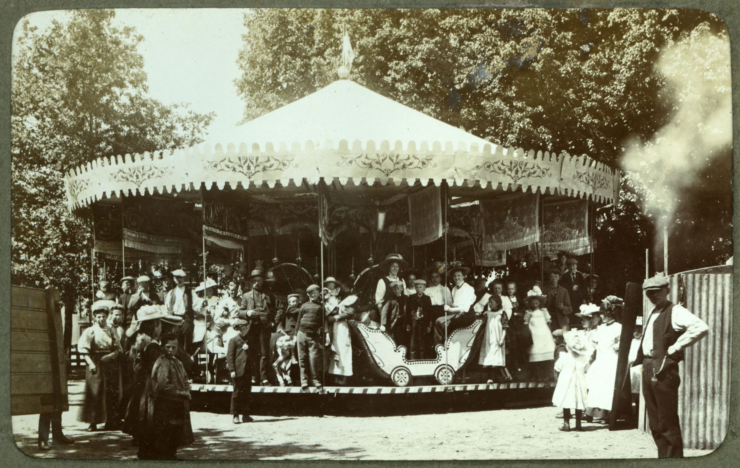 Stoomcarrousel op de kermis in Dwingeloo 1910